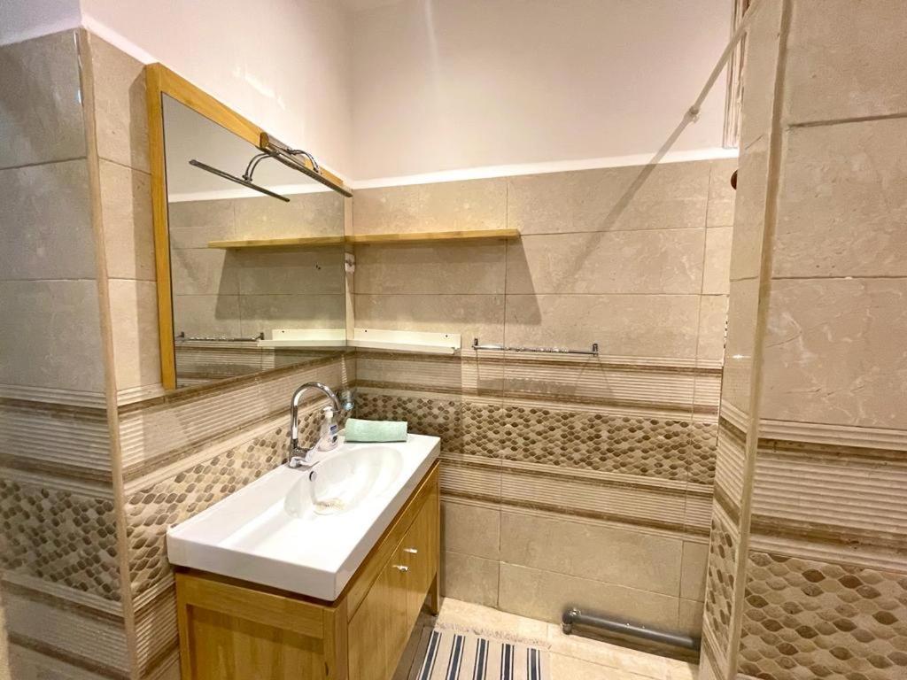 Appartement Dans Immeuble Haussmanien Algiers Exterior foto